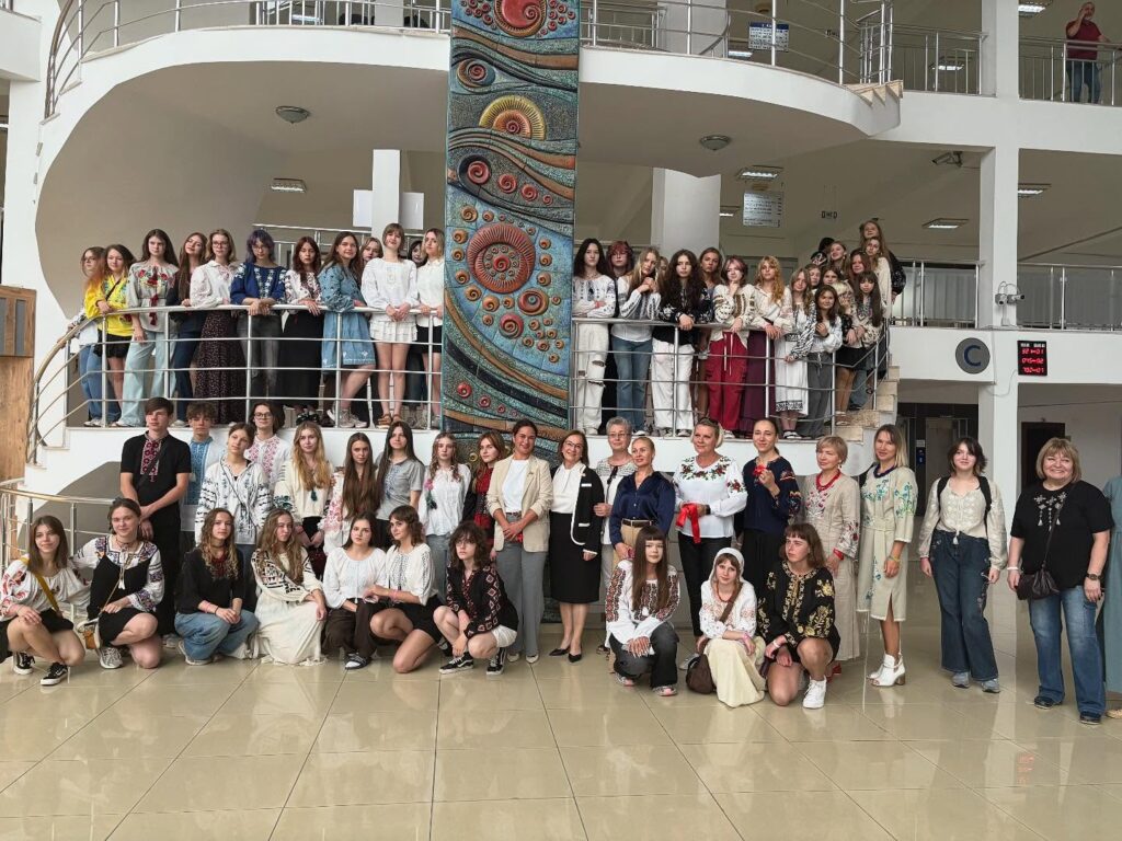 Учні КДХЛ імені Т.Г. Шевченка  з виставкою власних робіт у мерії Анталії.