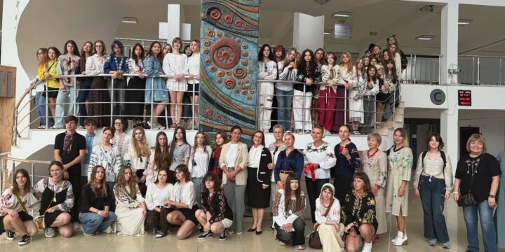 Учні КДХЛ імені Т.Г. Шевченка  з виставкою власних робіт у мерії Анталії.